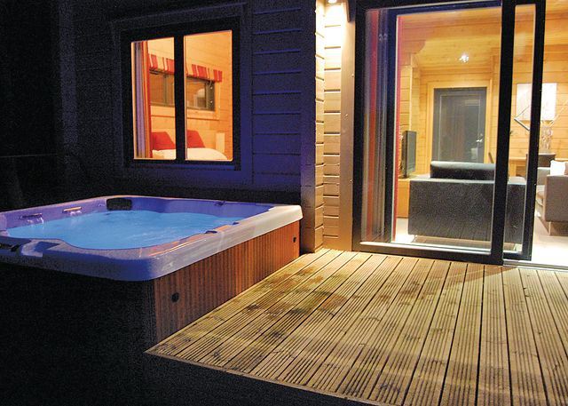 Find Romantic and Luxury Spa Hotels with Hot Tubs In Room